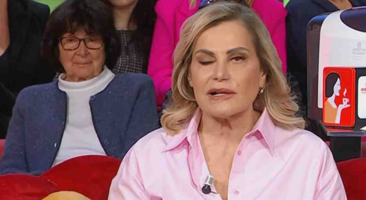 Simona Ventura va in onda con metà viso paralizzato: cosa le è successo e come si chiama il suo disturbo