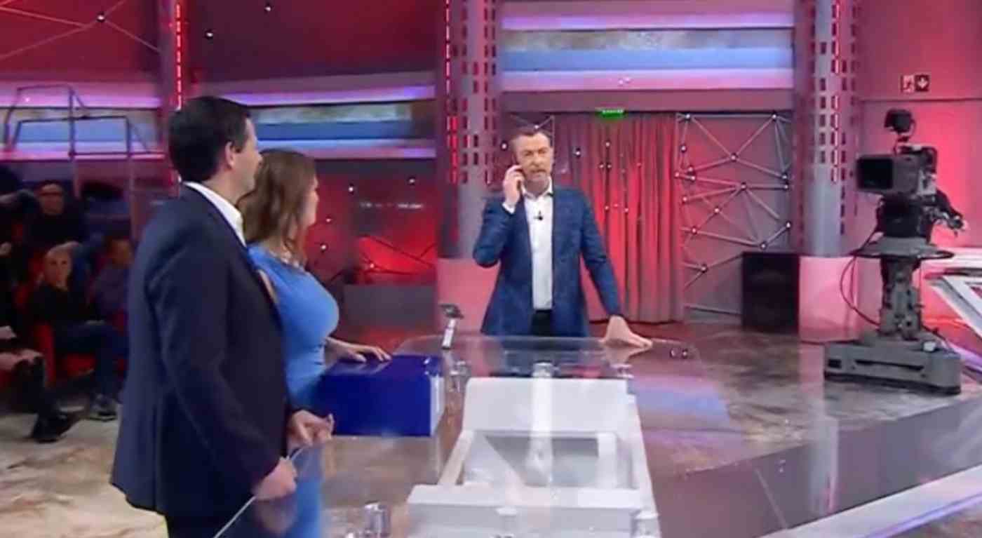 Affari tuoi' scoppia il caos con Federica: "Bastardi vergogna, a chi date i soldi"