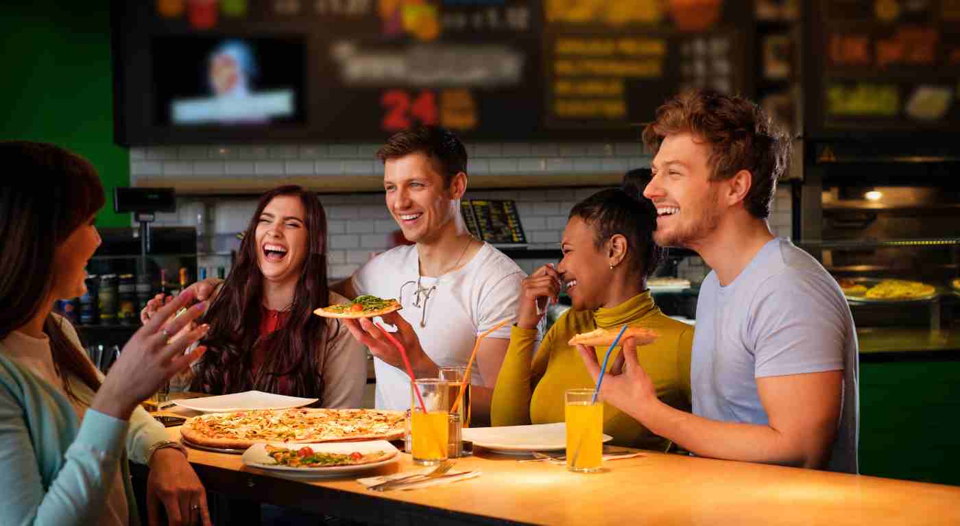 Napoli, sorpresa amara dopo una cena in pizzeria: "Per una Margherita 12 euro, totale di 82 euro in tre"