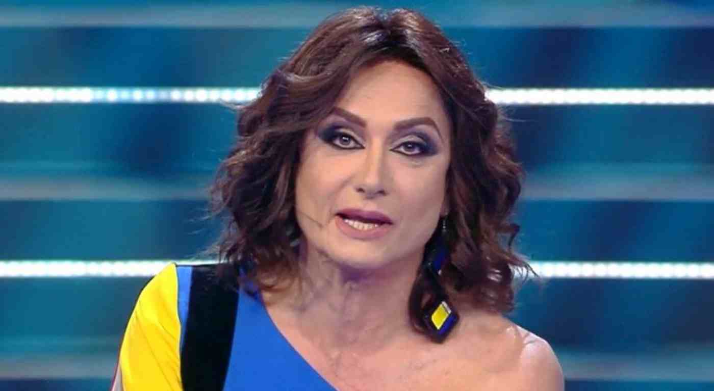 Luxuria toglie il velo: "Ecco perché Mediaset mi ha presa per l'Isola, e non c'entra essere trans"