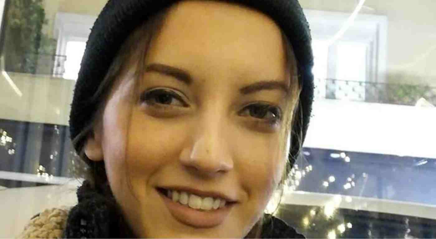 Cerca protezione dalla polizia dall'ex aggressivo, ma le dicono "qui non facciamo servizio taxi": a 28 anni perde la vita.