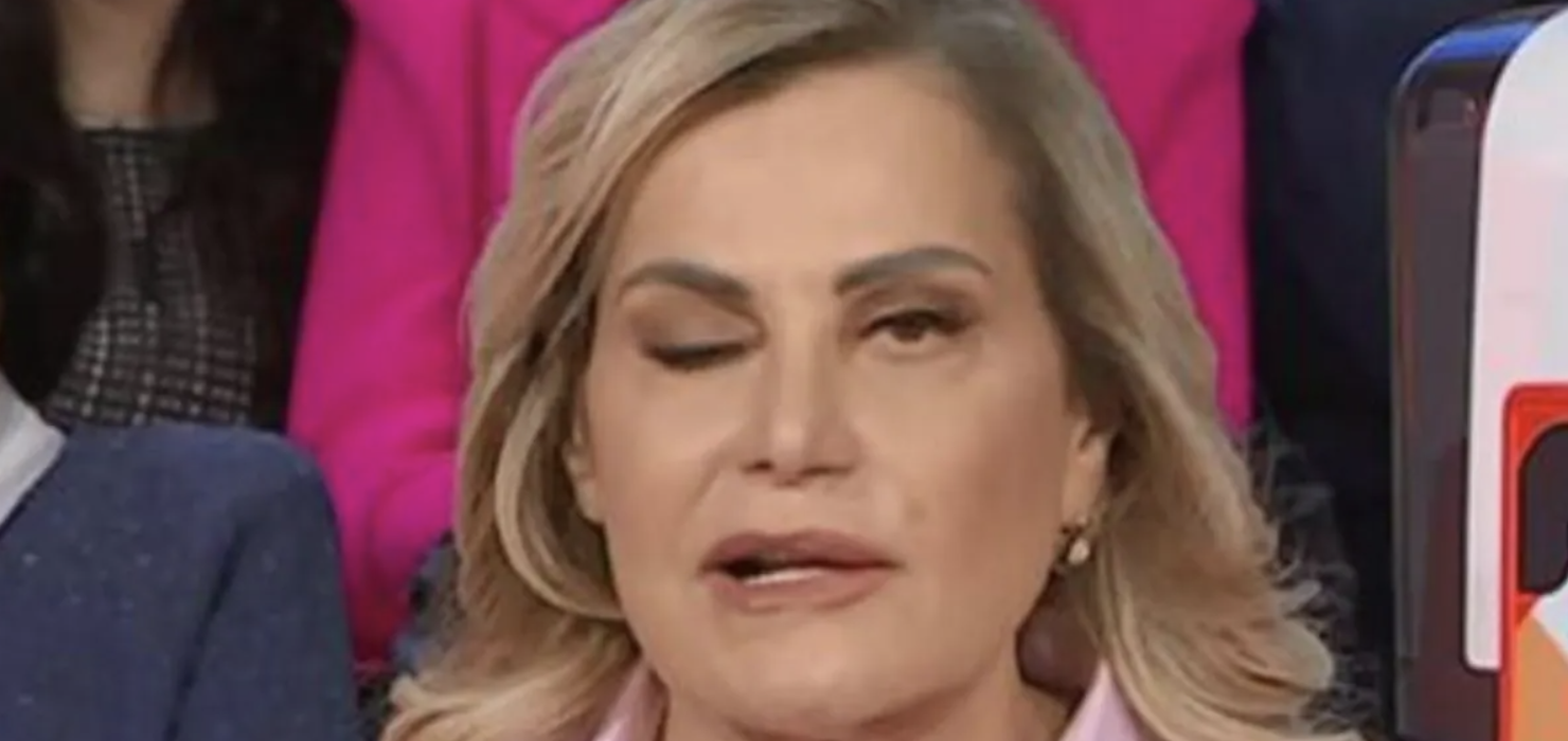 Simona Ventura, paralisi in diretta: cos'è la malattia che l'ha colpita e i sintomi a cui fare attenzione