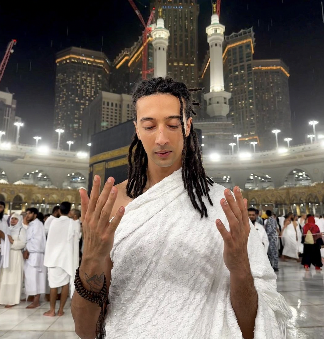 Ghali va alla Mecca per il Ramadan, ma c'è un dettaglio che non quadra con l'Islam: lo chiamano ipocrita