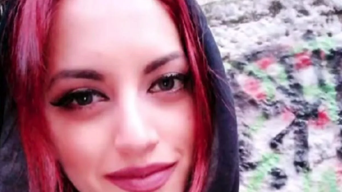 Cerca protezione dalla polizia dall'ex aggressivo, ma le dicono "qui non facciamo servizio taxi": a 28 anni perde la vita.