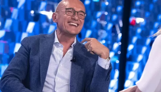 Alfonso Signorini si confessa: "Voglio sposare il mio compagno". Il conduttore rompe il silenzio dopo mesi di presunta separazione
