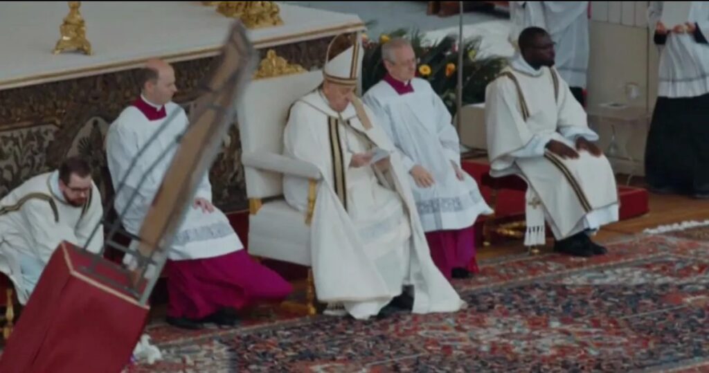 Papa Francesco, fedeli terrorizzati dopo quello che è successo davanti a lui: "Agghiacciante"