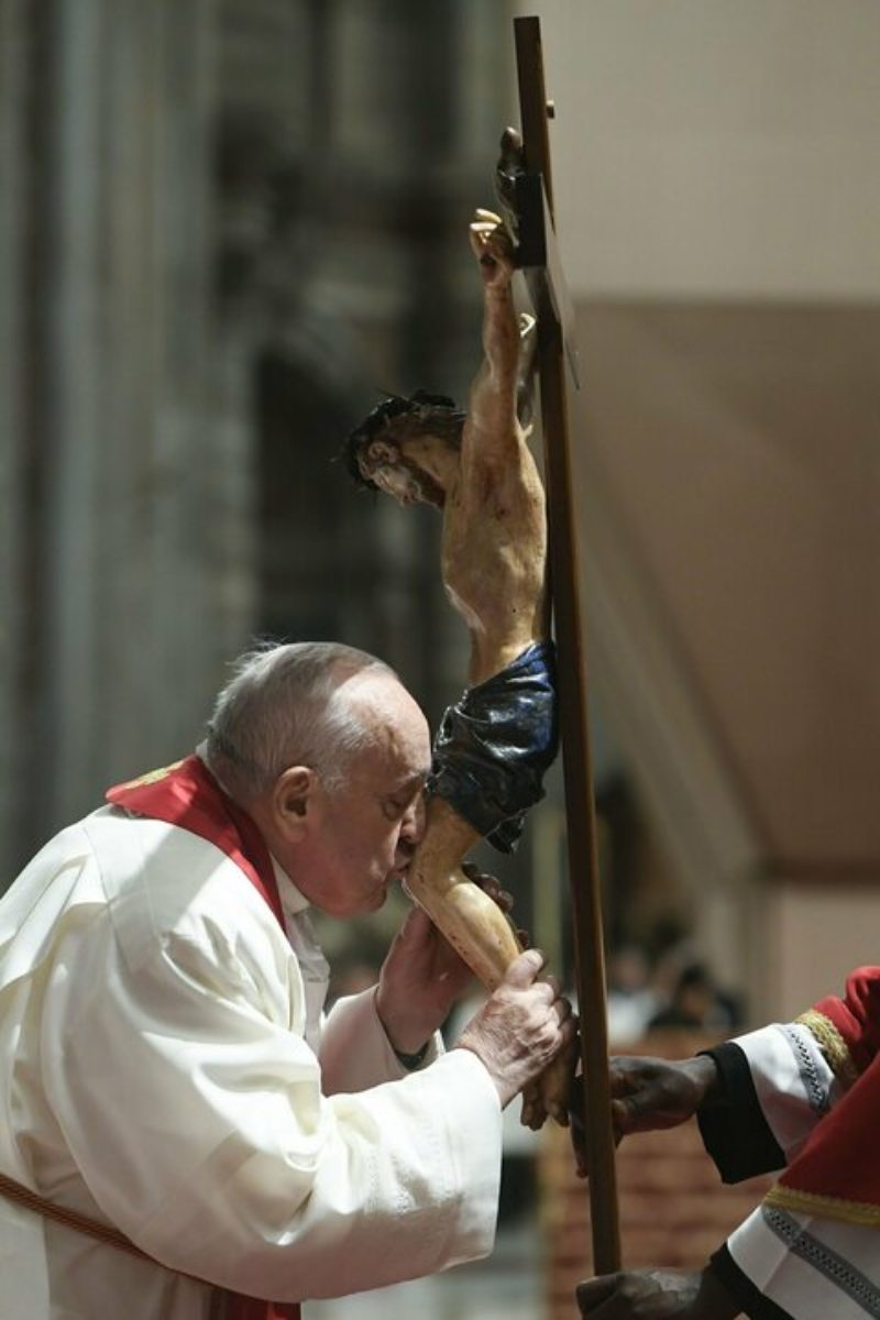 Papa Francesco, fedeli terrorizzati dopo quello che è successo davanti a lui: "Agghiacciante"
