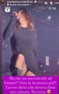 Emma Marrone in versione hot, si vedono gli slip perchè la gonna è troppo corta - piovono le critiche