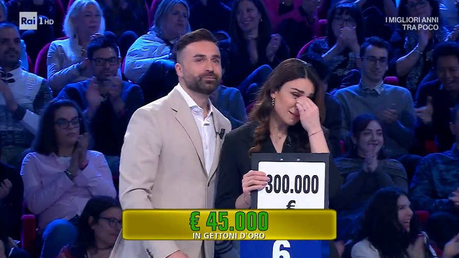 Ad Affari Tuoi finisce malissimo: accetta 45.000€ e poi scoppia a piangere, si è giocata 300.000€