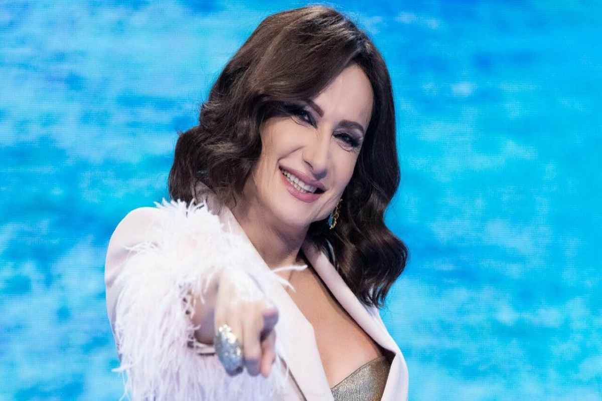Luxuria toglie il velo: "Ecco perché Mediaset mi ha presa per l'Isola, e non c'entra essere trans"