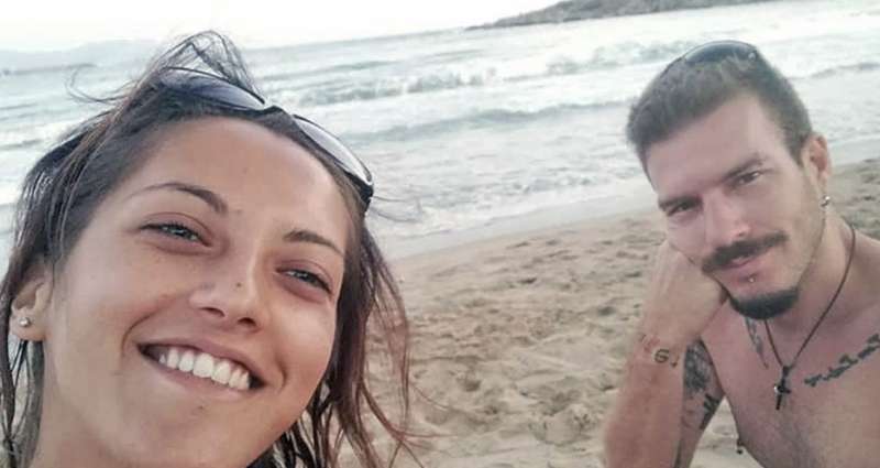 Cerca protezione dalla polizia dall'ex aggressivo, ma le dicono "qui non facciamo servizio taxi": a 28 anni perde la vita.