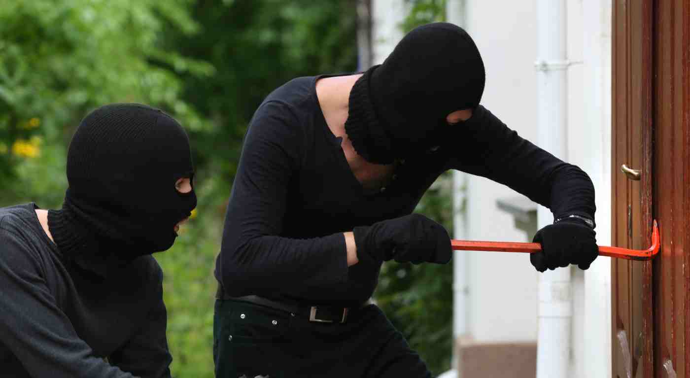 Pensionato sorprende ladri in camera da letto mentre guarda la tv e gli spara - Aveva la pistola sotto il cuscino