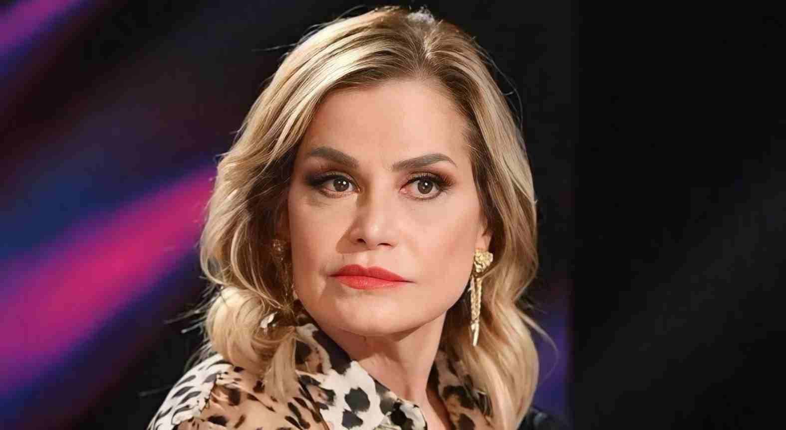 Simona Ventura e la diagnosi che non lascia speranze: la situazione è critica dopo la paresi - Che malattia ha