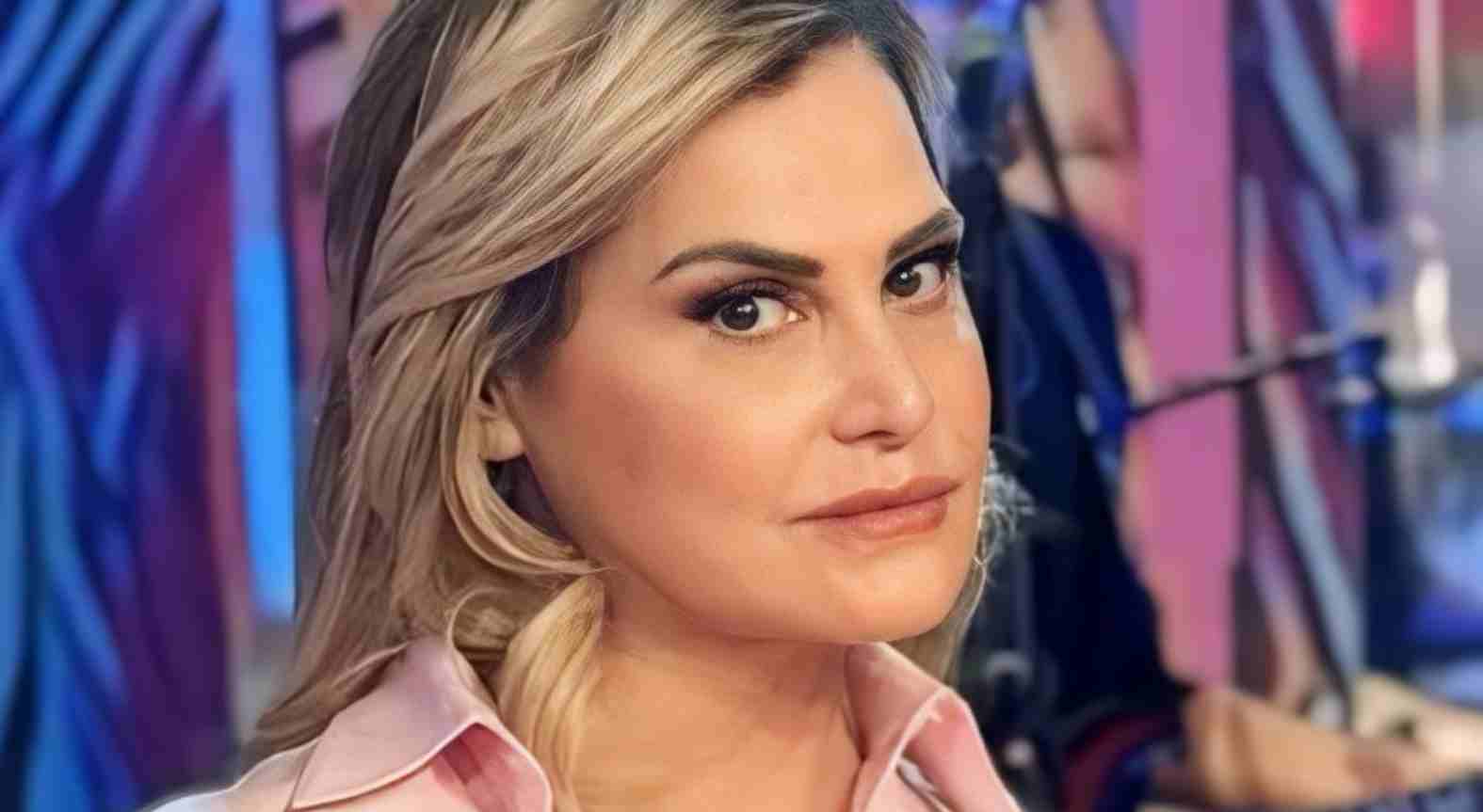 Simona Ventura e la diagnosi che non lascia speranze: la situazione è critica dopo la paresi - Che malattia ha