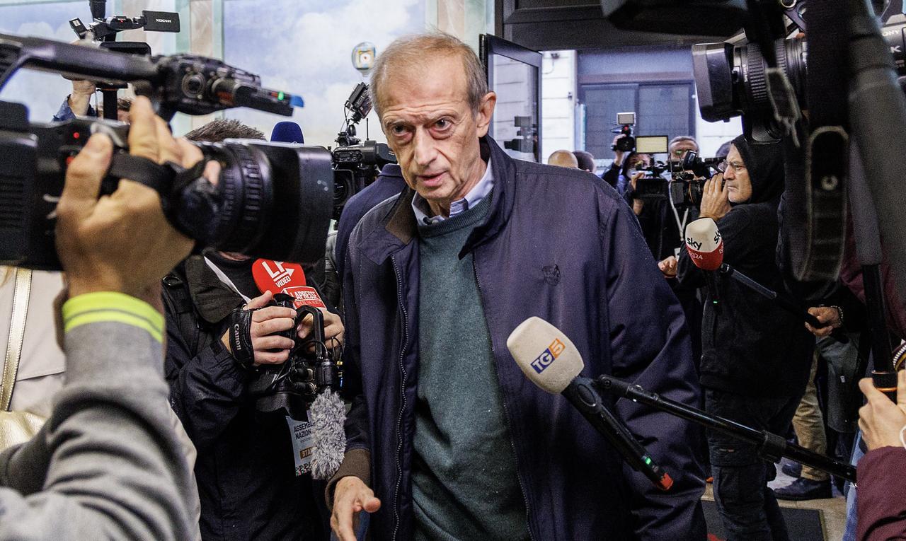 Piero Fassino fermato per il tentato furto di un profumo: caos all'aeroporto di Fiumicino - Scatta la denuncia
