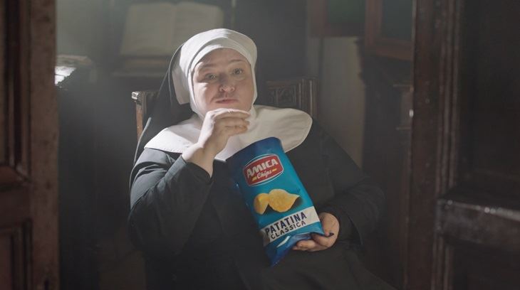 Amica Chips nei guai, il loro ultimo spot sulle patatine fa infuriare i cattolici: "È blasfemia"