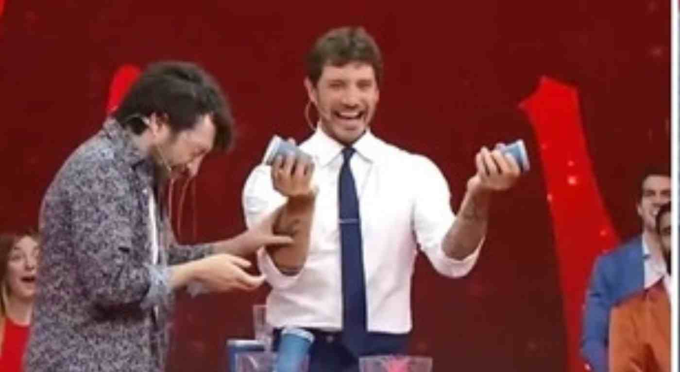 Incidente in diretta: Stefano De Martino scivola e cade durante 'Stasera tutto è possibile' - Cos'è successo