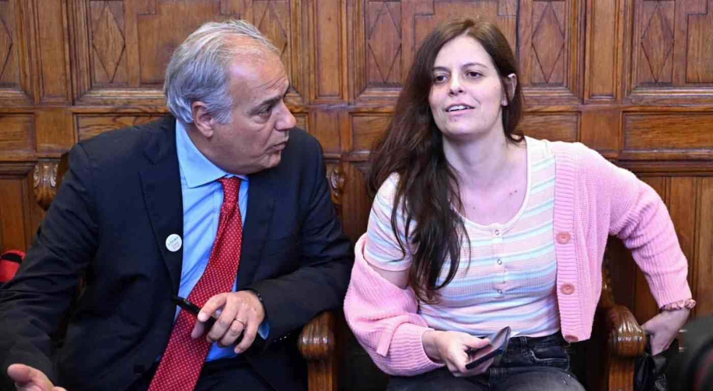 Colpo di scena in tribunale: nessuna catena per Ilaria Salis, ma
