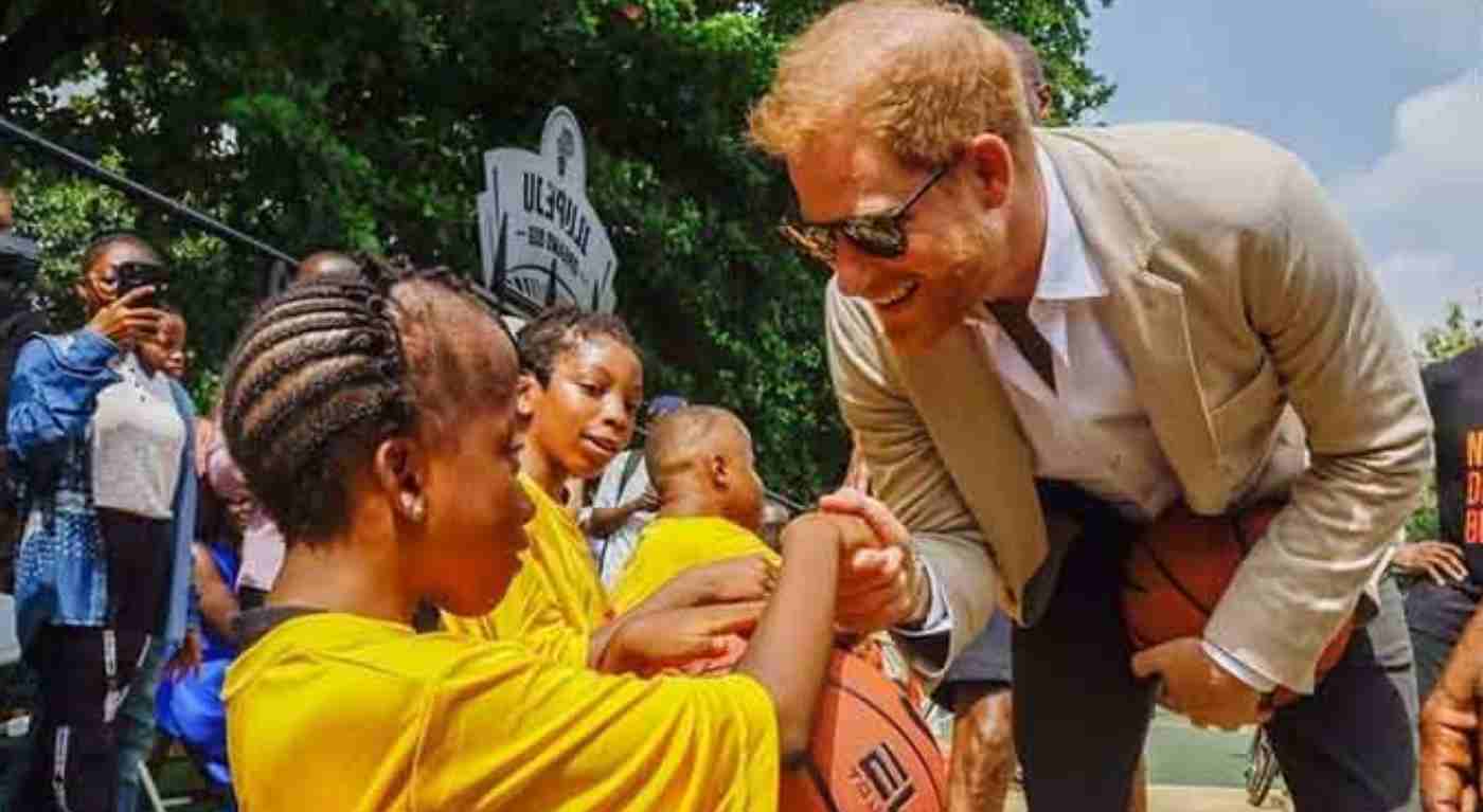 Meghan Markle, scandalo in Africa: si presenta con quell'abito ed è subito caos