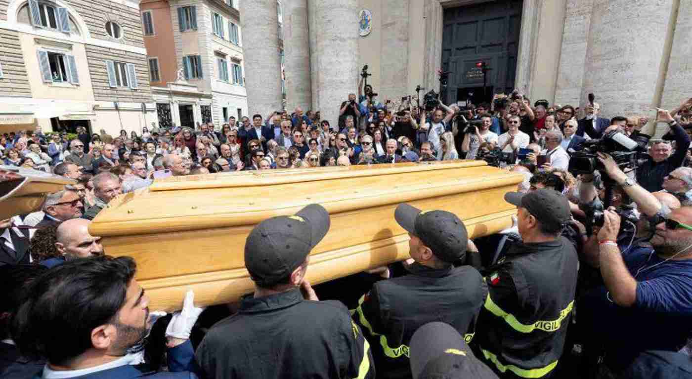 Caterina Balivo, scoppia la polemica durante i funerali di Franco Di Mare: "Oltrepassato il limite"
