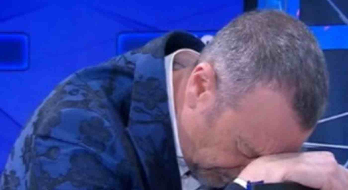 Amadeus chiude Affari Tuoi nella polemica, finisce in disgrazia: cosa è successo