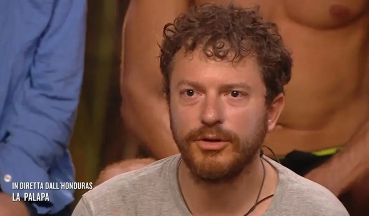 "Ridicoli". Daniele all'Isola prova a pescare, ma il pubblico capisce il trucco 