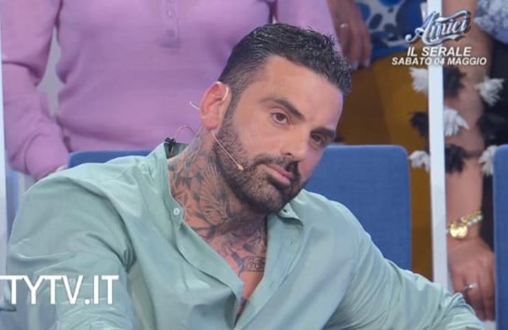 Ernesto Russo abbandona Uomini e Donne dopo le clamorose segnalazioni: "Aveva altre donne fuori"