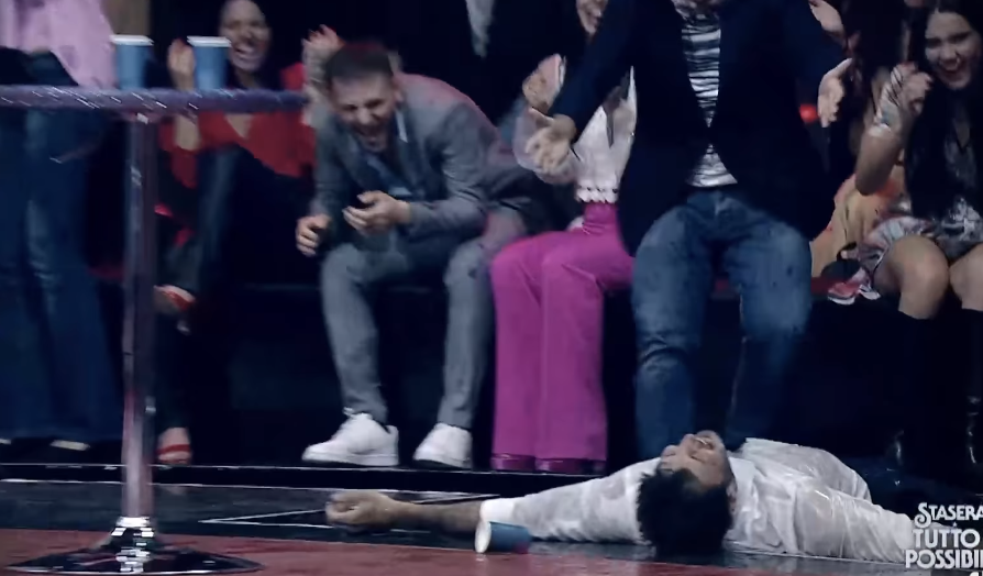 Stefano De Martino cade in diretta