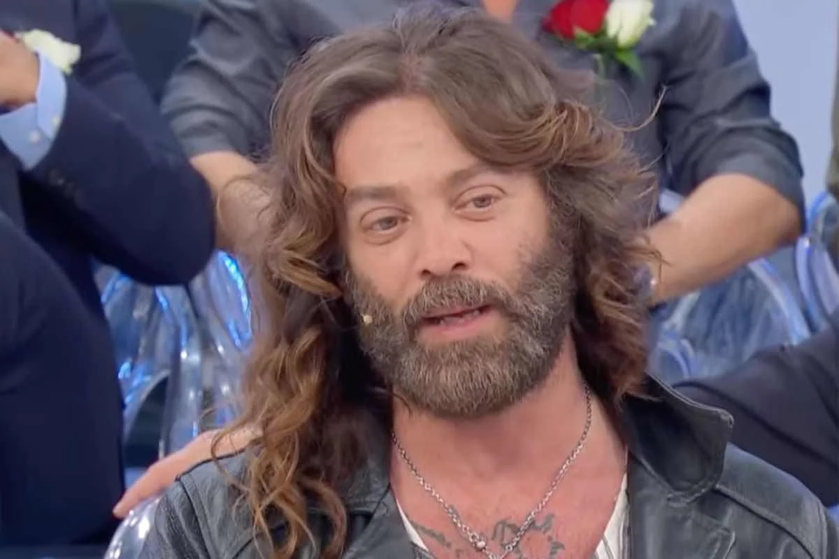 Ernesto Russo abbandona Uomini e Donne dopo le clamorose segnalazioni: "Aveva altre donne fuori"