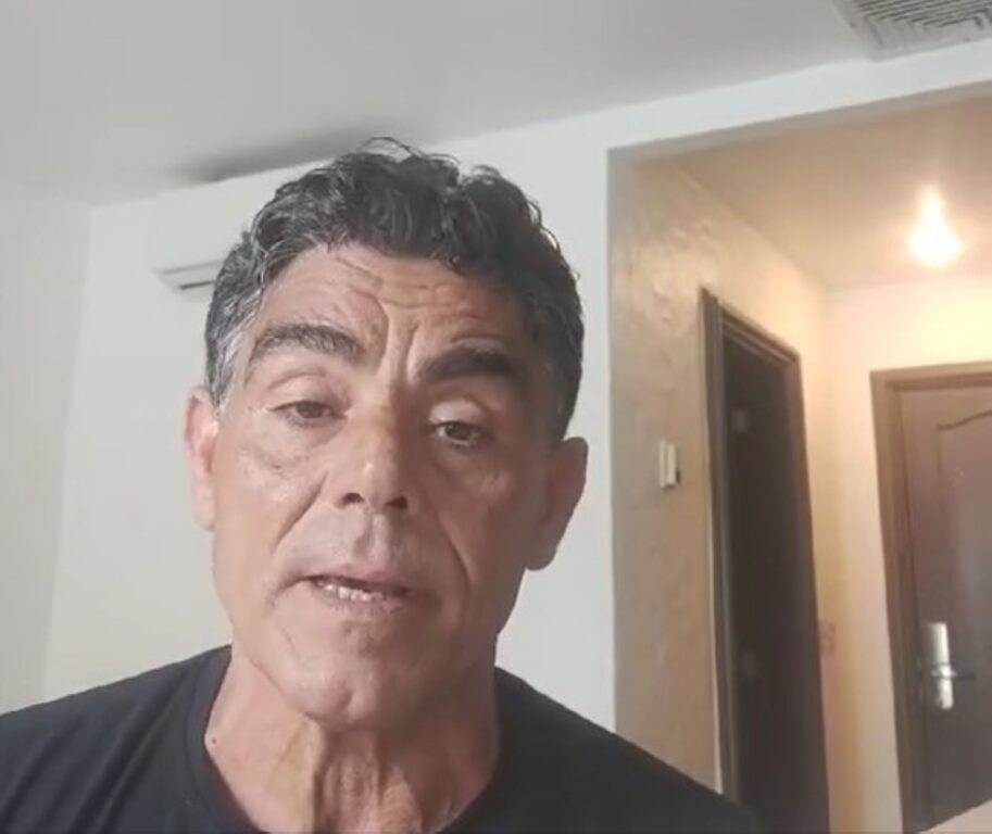 Isola, Francesco Benigno sfoggia le chat con Vladimir Luxuria: "Basta stare zitto!"