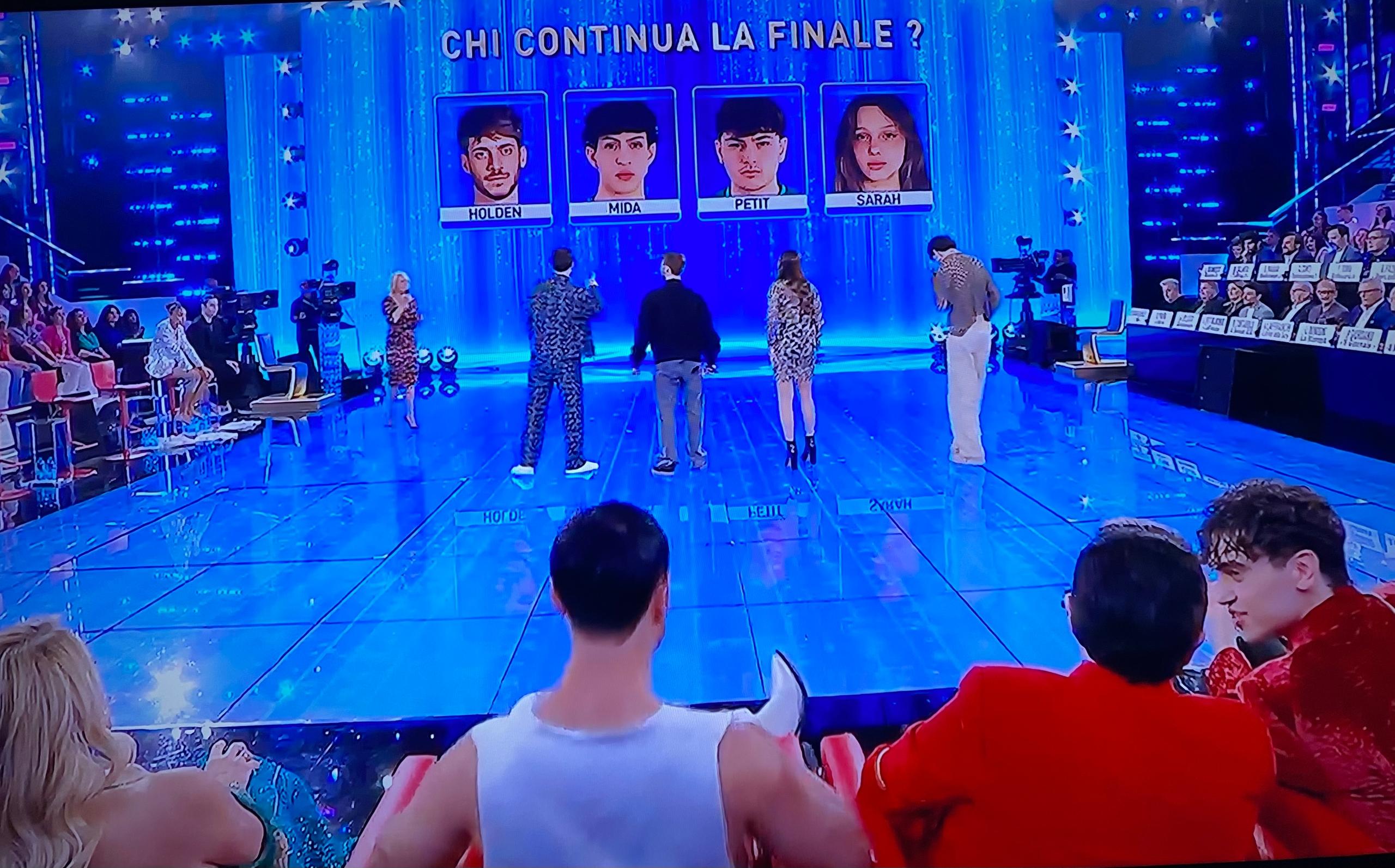 "È l'unico che non c'è". Holden salta la festa di Amici 23: ecco il motivo dell'assenza che fa discutere
