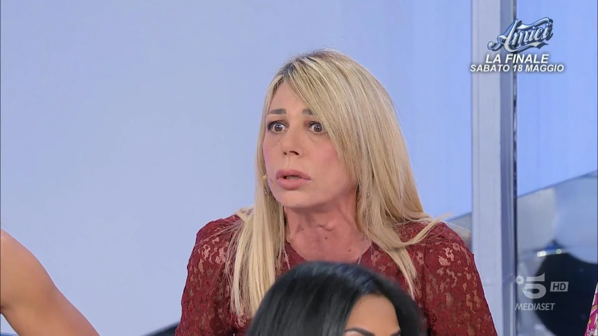 "Ha alzato le mani". Uomini e donne, puntata di fuoco: la regia censura, ma il danno è fatto