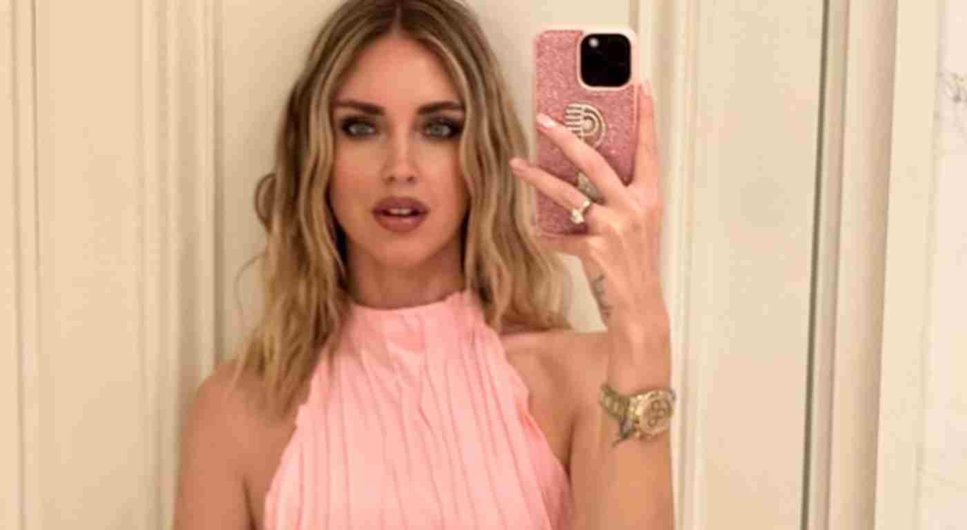 Chiara Ferragni sorprende tutti: indossa una pinza tra i capelli, il prezzo è da capogiro