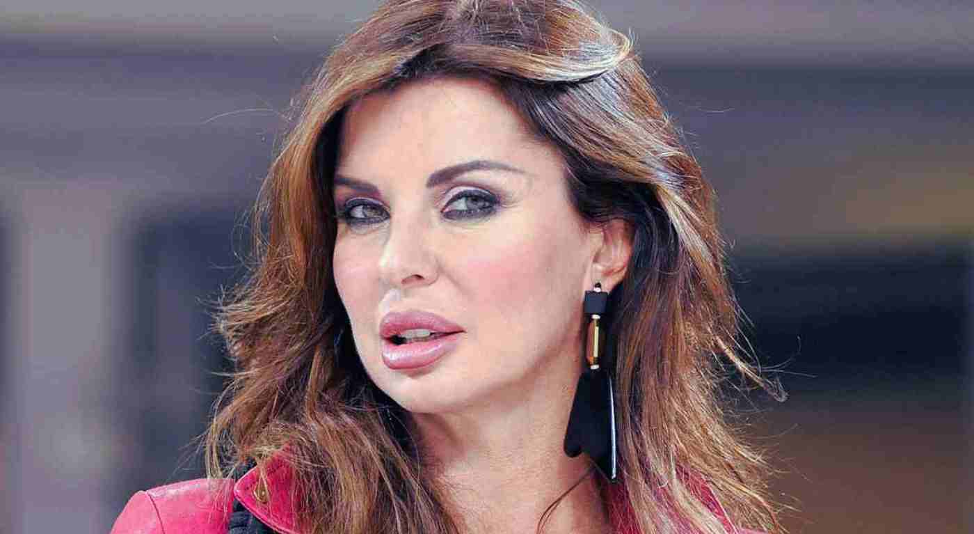 Alba Parietti fa irruzione: vuole il suo posto d'onore a Sanremo e chiama Conti all'azione