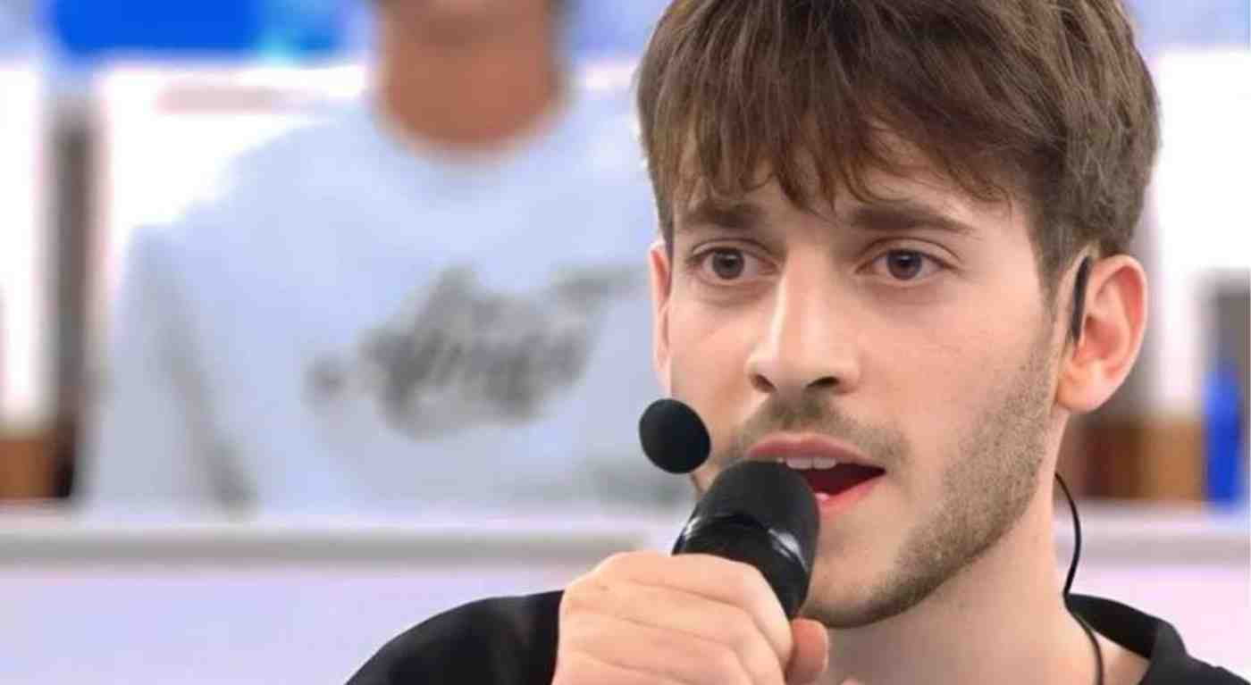 "È l'unico che non c'è". Holden salta la festa di Amici 23: ecco il motivo dell'assenza che fa discutere