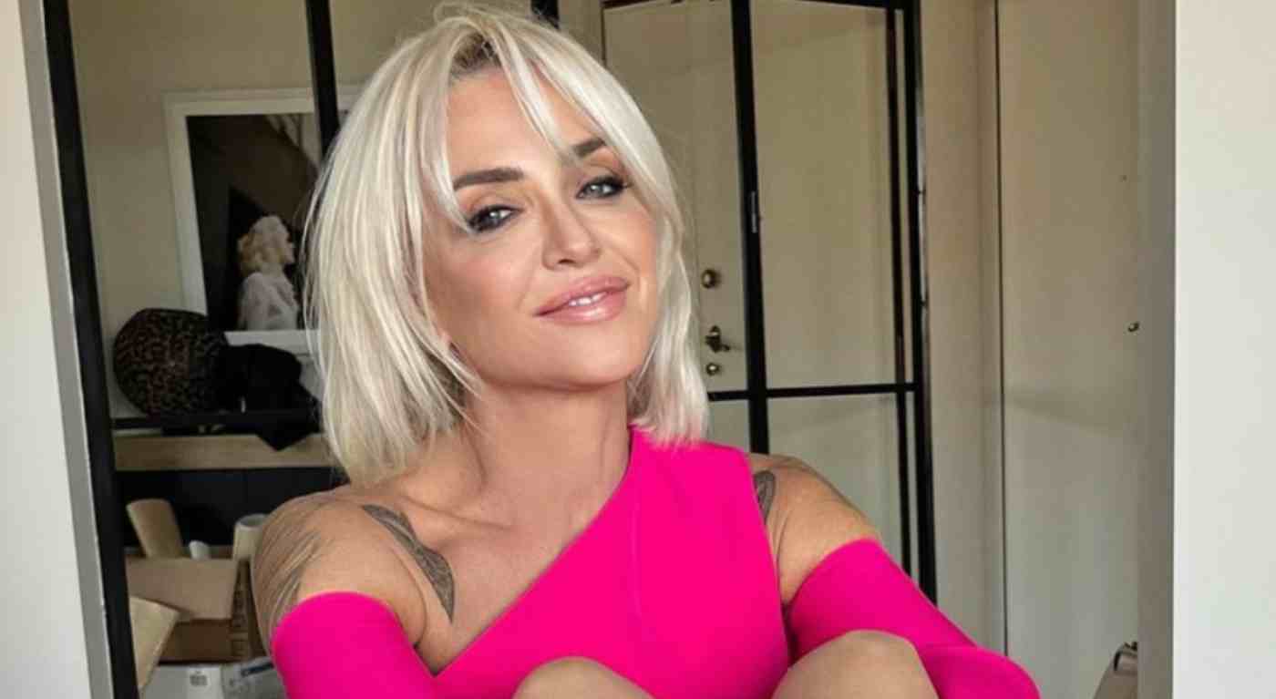 Paola Barale lancia una bomba: "Voglio stare con due uomini" - La rivelazione a 57 anni