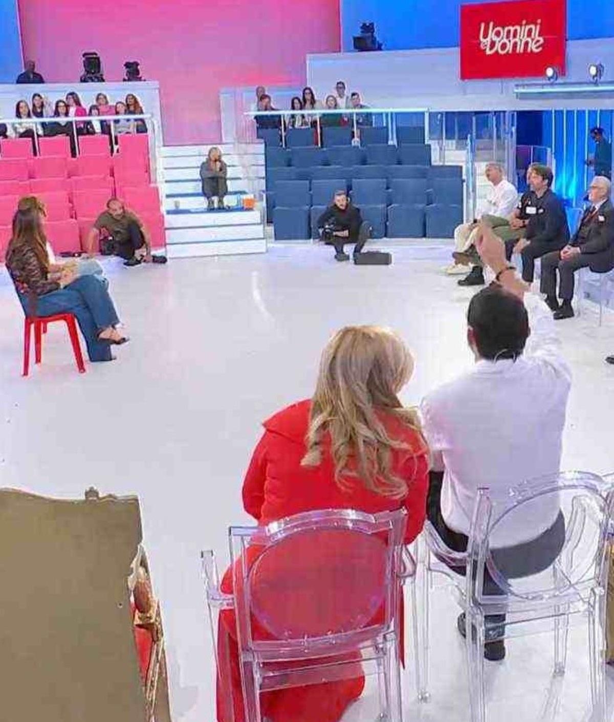 "Ha alzato le mani". Uomini e donne, puntata di fuoco: la regia censura, ma il danno è fatto