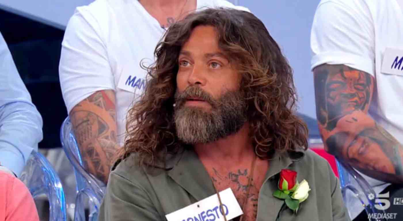 "Ha preso in giro il programma". Uomini e Donne, Ernesto Russo si sposa in abito bianco: fan furiosi, lui spiega tutto