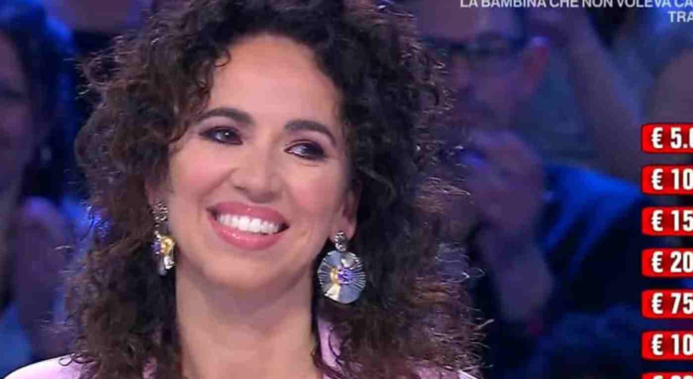 Ultima puntata di Affari Tuoi, Angela fa il colpo grosso - Il pubblico saluta Amadeus con una standing ovation