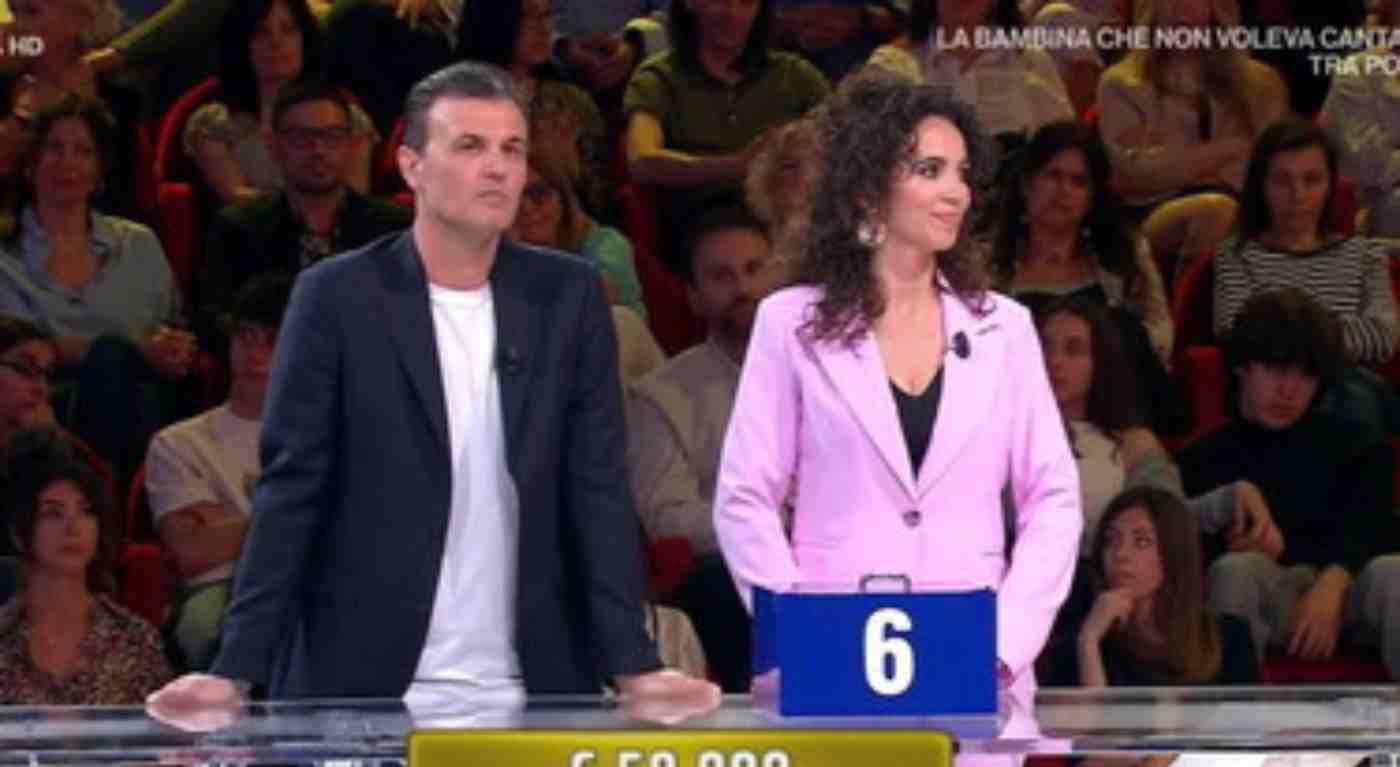 Ultima puntata di Affari Tuoi, Angela fa il colpo grosso - Il pubblico saluta Amadeus con una standing ovation