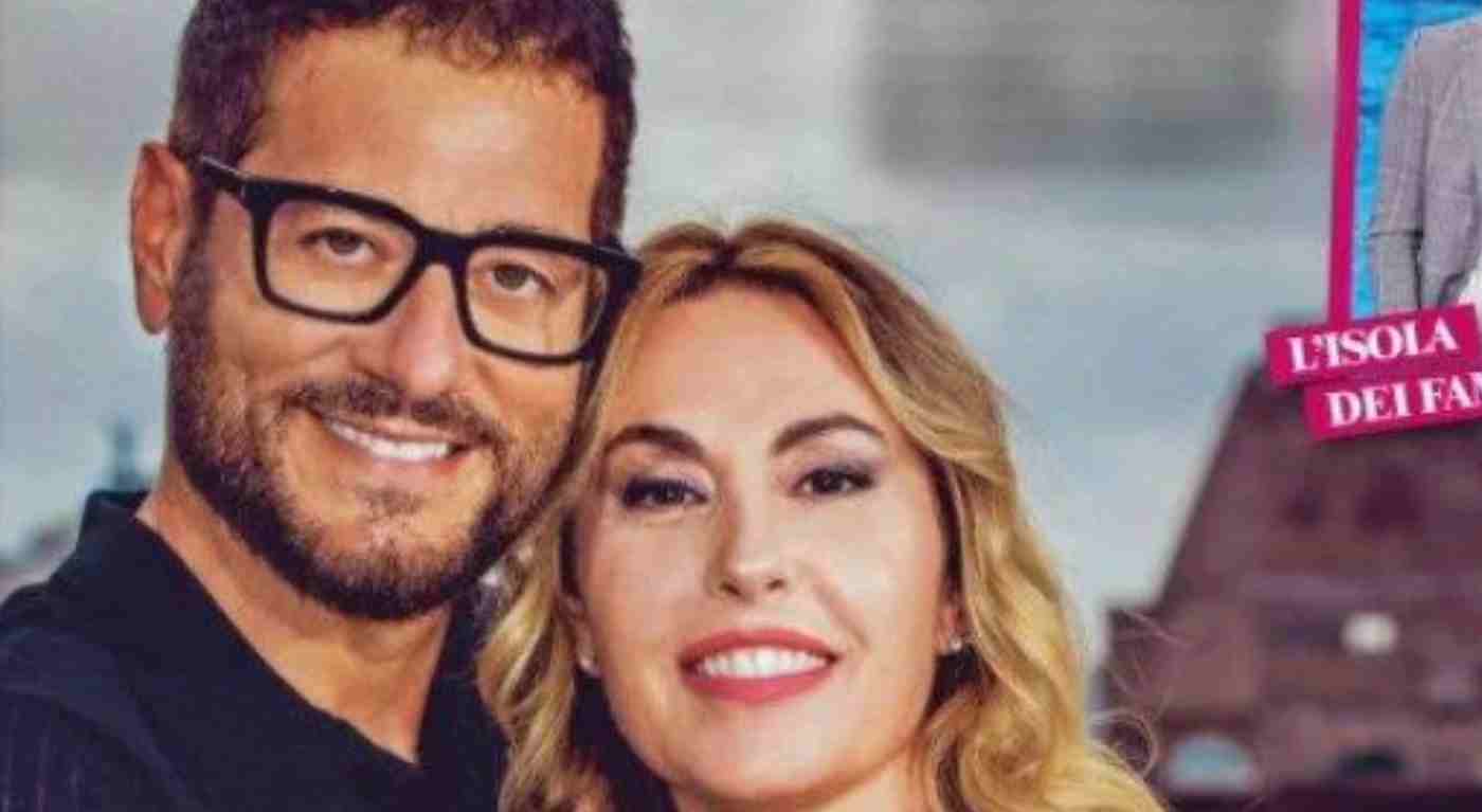 Enrico Papi e le mosse hot in spiaggia con una donna, ma non è sua moglie