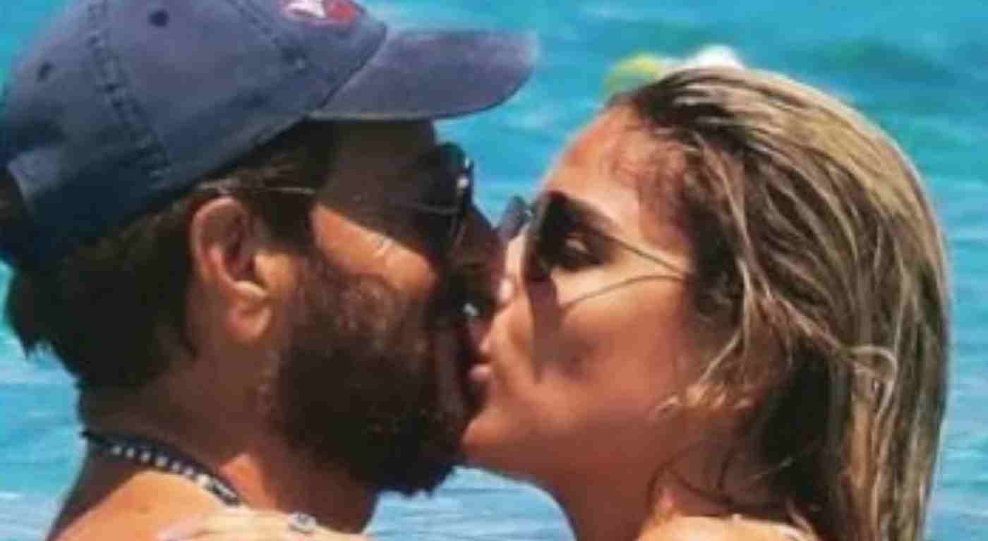 Enrico Papi e le mosse hot in spiaggia con una donna, ma non è sua moglie