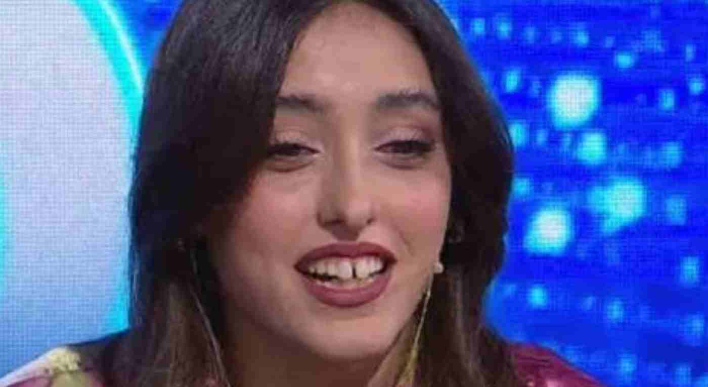 Giulia Stabile, attacco feroce: "Non hai i soldi per il dentista?". Lei gela tutti