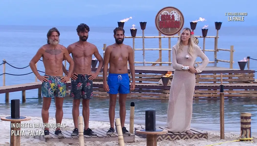 Scoppia la polemica su Aras all'Isola dei Famosi: perché ha evitato il bacio in diretta con la fidanzata?