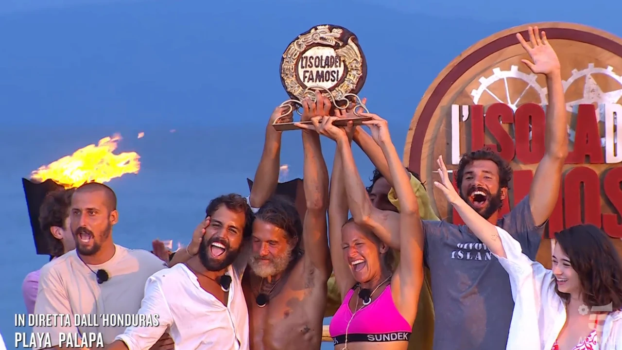 Scoppia la polemica su Aras all'Isola dei Famosi: perché ha evitato il bacio in diretta con la fidanzata?