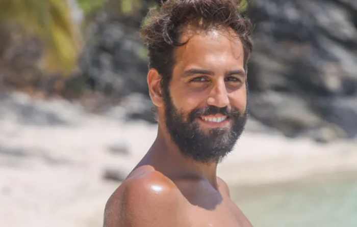 Scoppia la polemica su Aras all'Isola dei Famosi: perché ha evitato il bacio in diretta con la fidanzata?