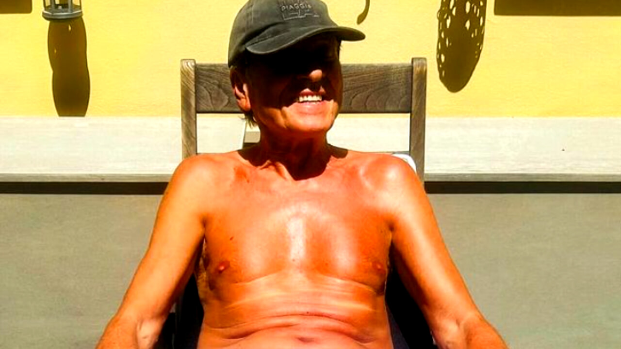 Gianni Morandi ironico: "Da eterno ragazzo a eterno riposo" | Le parole dalla Costa Azzurra!