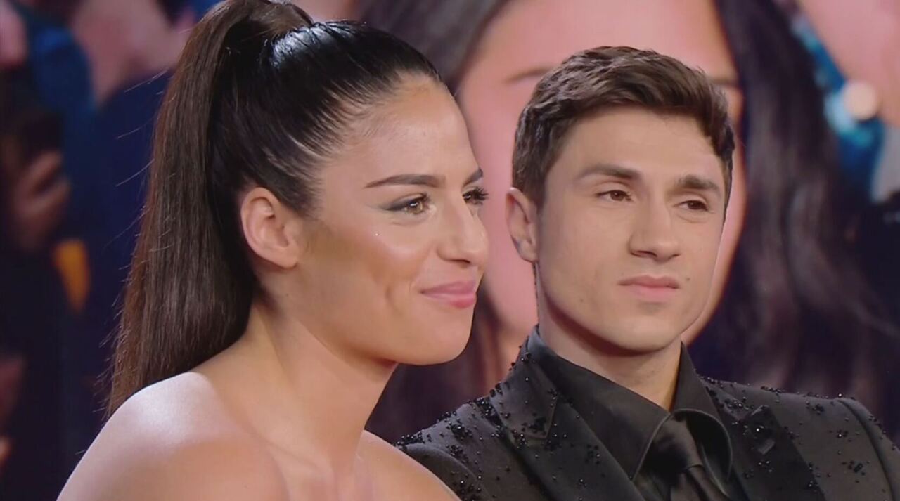 Beatrice Luzzi, alta tensione: il gesto contro Perla e Mirko | Se ne sono accorti tutti