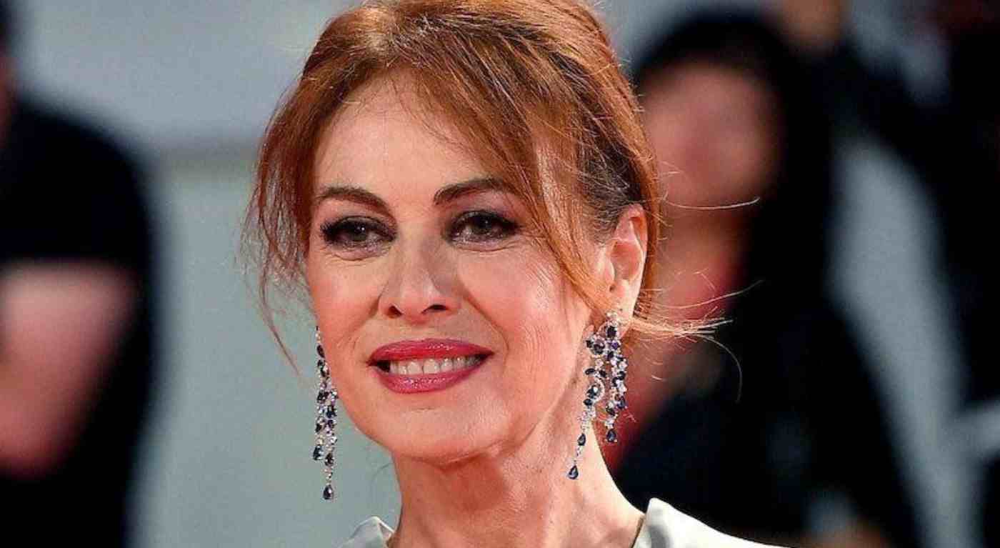 Elena Sofia Ricci a 62 anni incanta tutti con il suo costume nero: «Senza difetti. Fai invidia alle ventenni» - FOTO