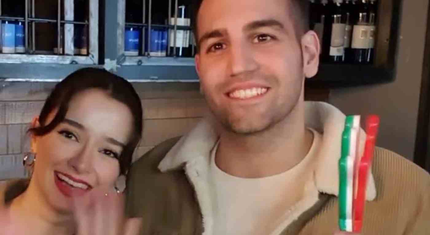 Scoppia la polemica su Aras all'Isola dei Famosi: perché ha evitato il bacio in diretta con la fidanzata?